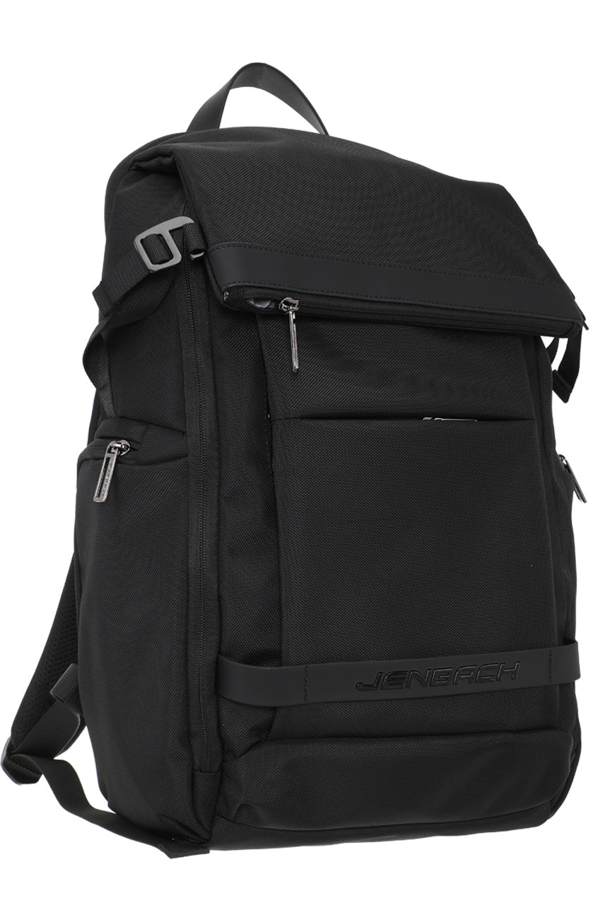 Mochila Notebook Travel Namaro Bags - vista de tres cuartos con hebilla superior y bolsillos laterales
