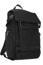 Mochila Notebook Travel Namaro Bags - vista de tres cuartos con hebilla superior y bolsillos laterales